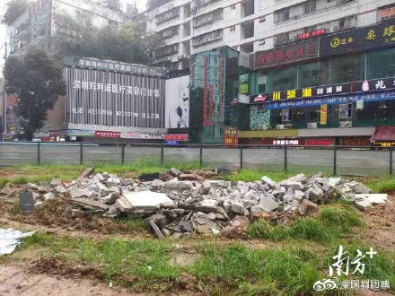 深圳市羅湖區(qū)東門時代廣場綠地公園施工圍擋等設(shè)施遭打砸