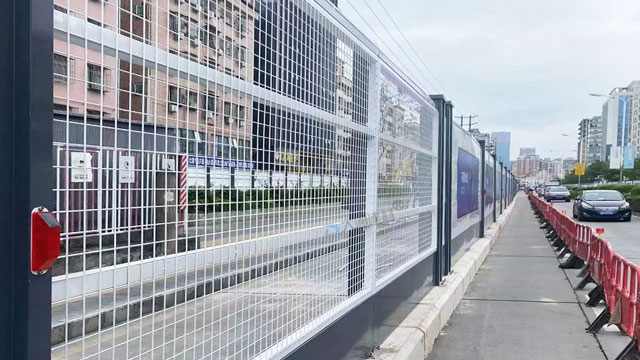 大通工地透視圍擋+A類(lèi)鋼結(jié)構(gòu)烤漆圍擋 深圳光明區(qū)工程案例