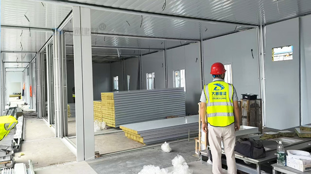 工地集裝箱房安裝-深圳工地辦公區(qū)集裝箱房屋